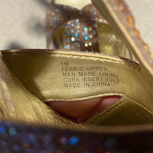 Little girls size 1 bling gold wedge sandals - Picture 3 of 6